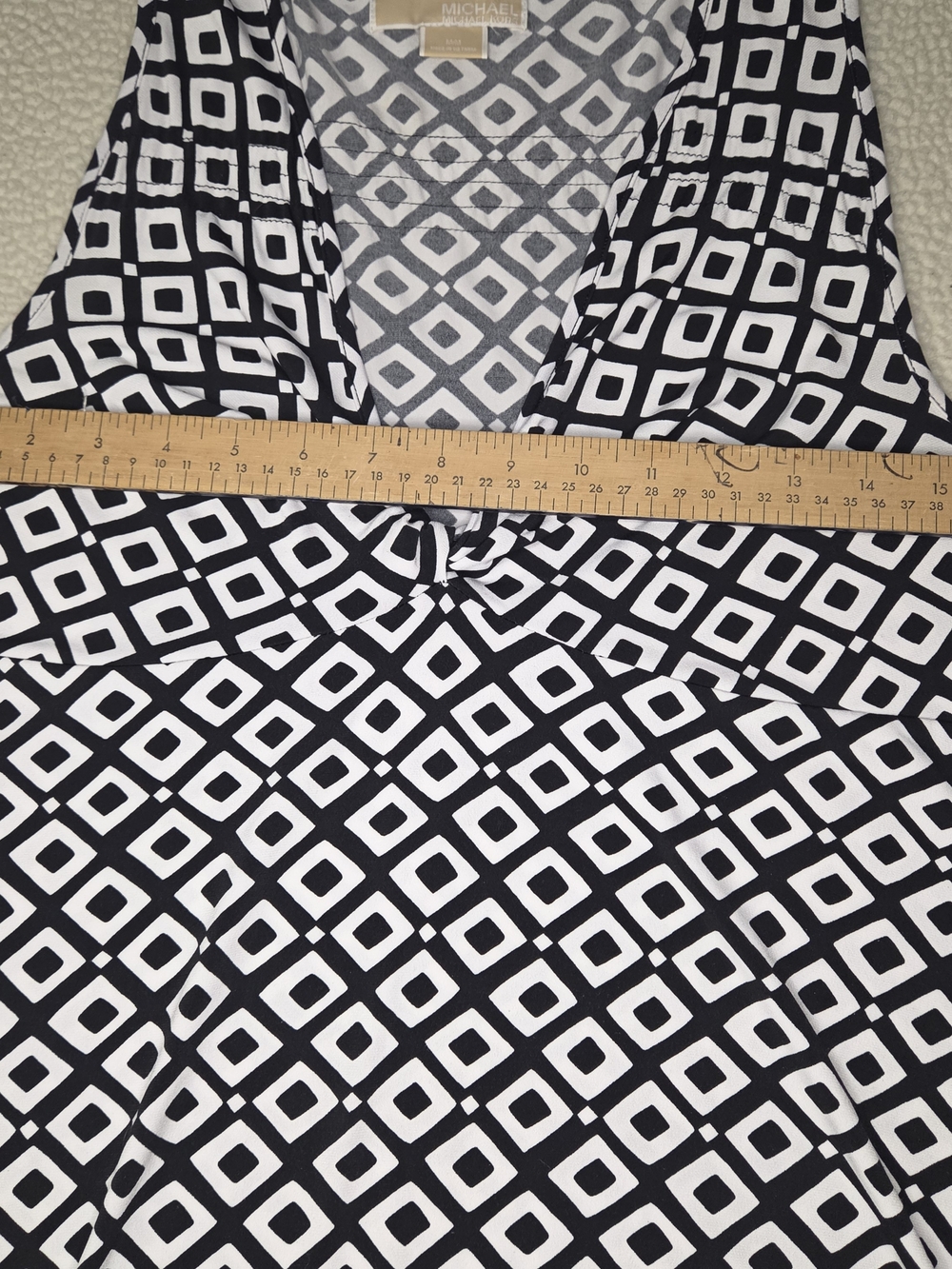 Michael Kors Black and White Geometric Sleeveless V-Neck Top Size Medium - Picture 3 of 8